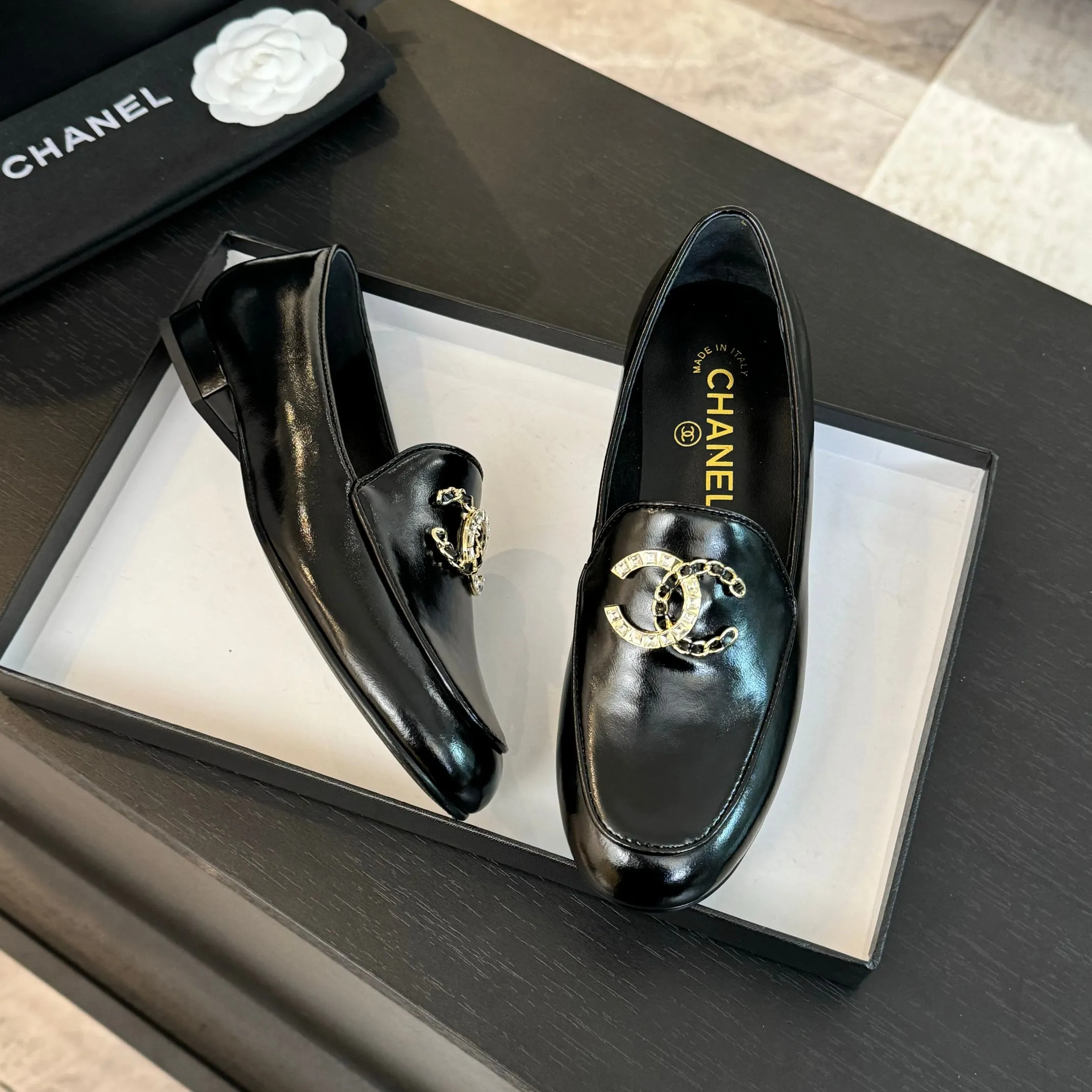 👟👟Ex-factory price 600👟👟 Purchasing-grade CHANEL Xiaoxiang classic retro shoes. I liked this pair at first sight. The design of the upper is very special. The classic hardware buckles embellished with Xiaoxiang are very CHANEL style. It has a high-end feel. The upper feet are very comfortable and soft. The feet are not afraid of being good-looking and comfortable. They are invincible when paired with mid-calf socks, skirts and trousers. It looks simple in style, but it has the effect of elongating the legs immediately on the feet, which is simple and does not lose personality. Adds a touch of coolness. Upper: imported mixed-breed lambskin. Lining: mixed-breed sheepskin. Soft, sweat-absorbent and breathable! Hardware: Exclusive original 1:1 mold development! Long-lasting and does not soften! Outsole: Genuine leather outsole imported from Italy. Height is about 2.5cm. Different market currency. We are different. Size: #34-42 (34 40 41 customized, non-refundable)
